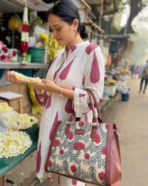 Monika Dabade Instagram - 🌸 सहजच.. 🌸
Thank you @zoukonline for lovely Gift 😘
.
.
#picoftheday #instagram #instagood #instamood #instalike #instadaily #instalove #monikadabade