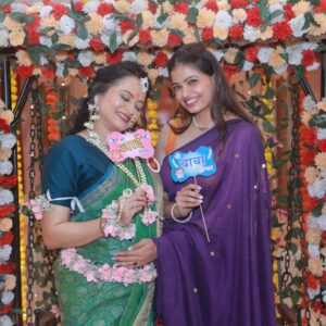 Monika Dabade Instagram - ठरलं तर मग मालिकेच्या सेटवर अस्मिता म्हणजेच अभिनेत्री मोनिका दबडेचे पार पडले डोहाळे जेवण 🥰🥰
पाहा सुंदर फोटो...
@mostly_monika 
@mild_and_classic 

#tharltarmag #monikadabade #asmita #dohale #dohalejevan #congratulations #atozmarathi