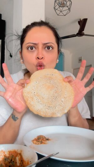 Monika Dabade Instagram - Love for DOSA..🤰🙈
.
.
#reelsinstagram #instagram #instamood #instagood #instalike #instalove #reels #reelitfeelit #monikadabade
