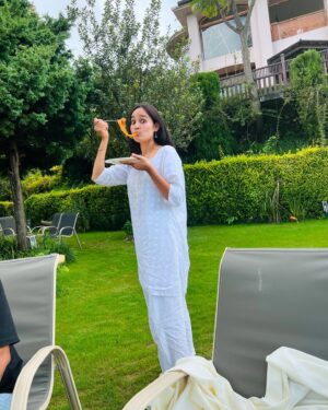 Monika Panwar Instagram - जैसी हो वैसी ही आ जाओ🌼