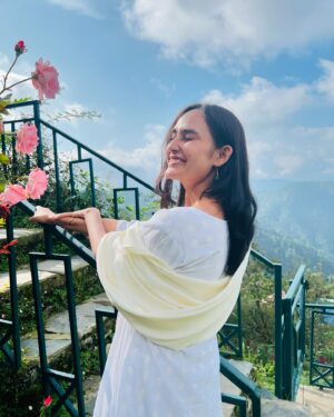 Monika Panwar Instagram - भला हुआ मोरी गगरी फूटी
मैं पनिया भरन से छूटी!