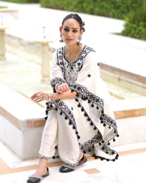 Monika Panwar Instagram - इक बार कहो तुम मेरी हो🤍

Outfit: @kumuddesigns 
Jewellery: @sangeetaboochra @aquqmarine_jewellery
Juttis- @themissdesignercollection
Styled by: @sukritigrover
Styling Team: @vanigupta.23 @jivikasetpal
Makeup & Hair by @kahkashaaaan
📸- @deepak_guptap_photography