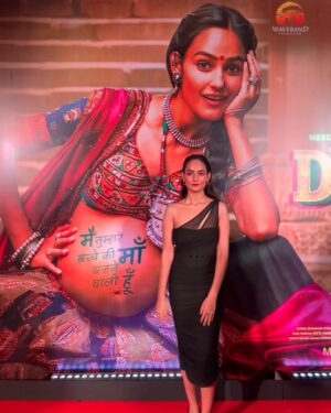 Monika Panwar Instagram - Premiere nights are special especially when your family is around!🥰
#Dukaan in cinemas now
Book your tickets!

Outfit @boohoo
Jewelry @womencode.in
Footwear @oceedeeshoes
Styled by @jinalpnagda
Hair & Makeup by @kahkashaaaan