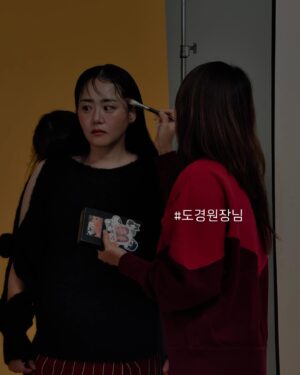 Moon Geun-young Instagram - ⠀⠀⠀⠀⠀⠀⠀⠀⠀⠀⠀⠀⠀⠀⠀⠀
보이지 않는 곳에서 나를 멋지게 만들어 주시는 분들.
그들의 열정이 때론 나보다 더 반짝거릴 때, 참으로 감사하다🌟

#왕고모 #도경원장님 #운진실장님 #수빈대표님 #인주이사님
#코스모폴리탄12월호
