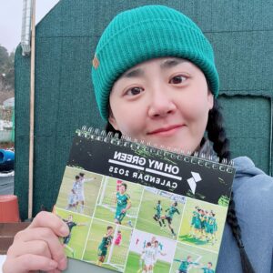 Moon Geun-young Instagram - ⠀⠀⠀⠀⠀⠀⠀⠀⠀⠀⠀⠀⠀⠀⠀⠀ 
올해도 어김없이 보내주신 달력💚
매번 감사합니다 :)

#오늘경기는무조건승리뿐💪🏻
#oh_my_green_  #💚
#Day3362💋