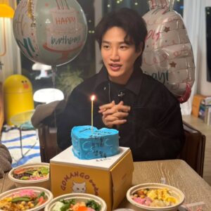Moon Ji-in Instagram - 생일축하해요:)
오빠를 사랑하는 사람들이  너무너무 많은거 같아서
기뻐!🥰
그 💕 사랑 앞으로 나와 함께 60년만 더 주위에 나눠드리며 삽시다