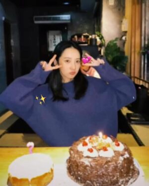 Moon Lee Instagram - 又長了一歲

劇組裡有好多冬天的孩子，大家接連著生日，幫彼此慶生的感覺像是一個大的家庭(*¯︶¯*)

今天上班的路上看見一個又大又完整的彩虹🌈
新的一歲一定會非常幸運的！

因為每一個人的呵護，故事漸漸有了形狀，有夥伴真好！感謝時間，讓我明白我是幸運的