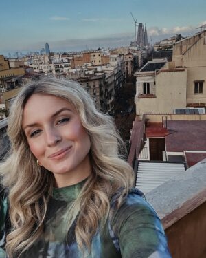 Morgan Huelsman Instagram - between the patatas bravas, the wine stoop drinking, majestic views, & the little cafes filled with my favorite things… Barcelona has my heart 🫶🏼