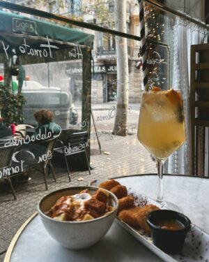 Morgan Huelsman Instagram - between the patatas bravas, the wine stoop drinking, majestic views, & the little cafes filled with my favorite things… Barcelona has my heart 🫶🏼
