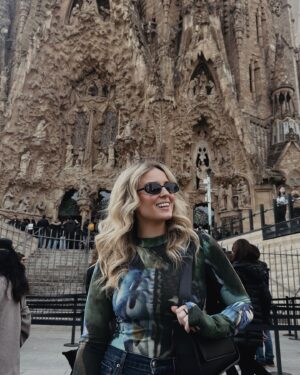 Morgan Huelsman Instagram - between the patatas bravas, the wine stoop drinking, majestic views, & the little cafes filled with my favorite things… Barcelona has my heart 🫶🏼