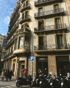 Morgan Huelsman Instagram - between the patatas bravas, the wine stoop drinking, majestic views, & the little cafes filled with my favorite things… Barcelona has my heart 🫶🏼