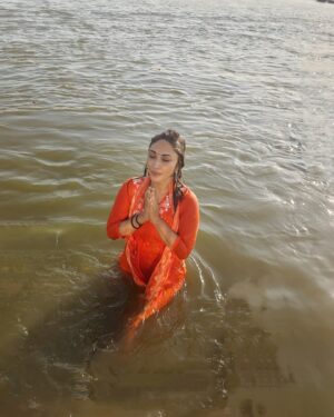Mouli Ganguly Instagram - Blessed to take the much awaited holy dip .
This is an experience can’t be explained in words or capture in pictures 💫
It’s just not another trip for me but a huge blessing .
Mahakumbh is a sacred portal ..a spiritual energy that transcends all  borders. 
A mystical occurance  that encapsulates the science of astronomy , astrology, spirituality all together .
It’s a chance to connect with authenticy as much as possible .So glad to  be present in this timeline.
With gratitude i embrace this  divine  opportunity to immerse  completely in the depth of devotion.

Har har gange🙏
Har har mahadev 🔱🙏

#MahaKumbh #HarHarMahadev #Holy #Ganga #MahaKumbh2025 #SpiritualAwakening #Prayagraj #Mahadev #HarHarGange