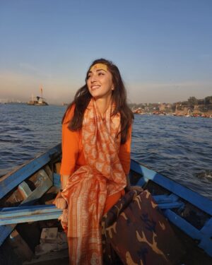 Mouli Ganguly Instagram - Blessed to take the much awaited holy dip .
This is an experience can’t be explained in words or capture in pictures 💫
It’s just not another trip for me but a huge blessing .
Mahakumbh is a sacred portal ..a spiritual energy that transcends all  borders. 
A mystical occurance  that encapsulates the science of astronomy , astrology, spirituality all together .
It’s a chance to connect with authenticy as much as possible .So glad to  be present in this timeline.
With gratitude i embrace this  divine  opportunity to immerse  completely in the depth of devotion.

Har har gange🙏
Har har mahadev 🔱🙏

#MahaKumbh #HarHarMahadev #Holy #Ganga #MahaKumbh2025 #SpiritualAwakening #Prayagraj #Mahadev #HarHarGange