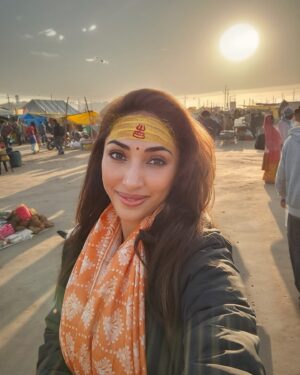 Mouli Ganguly Instagram - Blessed to take the much awaited holy dip .
This is an experience can’t be explained in words or capture in pictures 💫
It’s just not another trip for me but a huge blessing .
Mahakumbh is a sacred portal ..a spiritual energy that transcends all  borders. 
A mystical occurance  that encapsulates the science of astronomy , astrology, spirituality all together .
It’s a chance to connect with authenticy as much as possible .So glad to  be present in this timeline.
With gratitude i embrace this  divine  opportunity to immerse  completely in the depth of devotion.

Har har gange🙏
Har har mahadev 🔱🙏

#MahaKumbh #HarHarMahadev #Holy #Ganga #MahaKumbh2025 #SpiritualAwakening #Prayagraj #Mahadev #HarHarGange