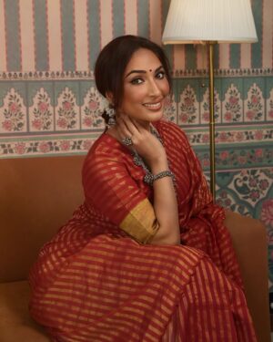 Mouli Ganguly Instagram - मोहब्बत को क्या एक दिन मनाना,
ये तो है हर रोज़ का अफसाना! 🥀

#Soulful #LoveUnfiltered #Saree #KeepingItReal #SareeDiaries #DesiLook #MouliGanguly
