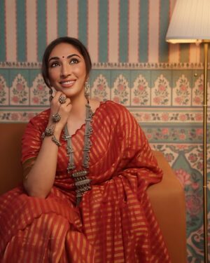 Mouli Ganguly Instagram - मोहब्बत को क्या एक दिन मनाना,
ये तो है हर रोज़ का अफसाना! 🥀

#Soulful #LoveUnfiltered #Saree #KeepingItReal #SareeDiaries #DesiLook #MouliGanguly