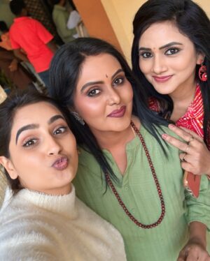 Mounika Dev Instagram - 3🌹🌹🌹..
With beautiful souls @preetinigamofficial @mrudulakadiyala_official
