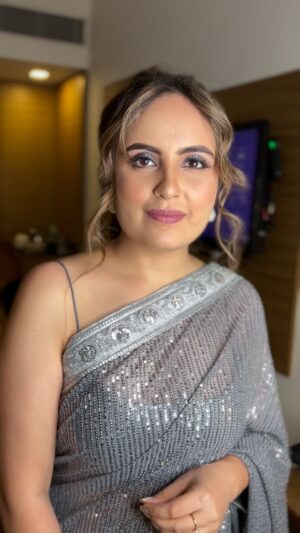 Mridanjli Rawal Instagram - Shimmery Saree for my Brother’s Sangeet. ✨✨✨✨✨
:
#instagood #saree #indianwedding #fashionstyle #howtowearsaree #mondaymotivation #mondaymood