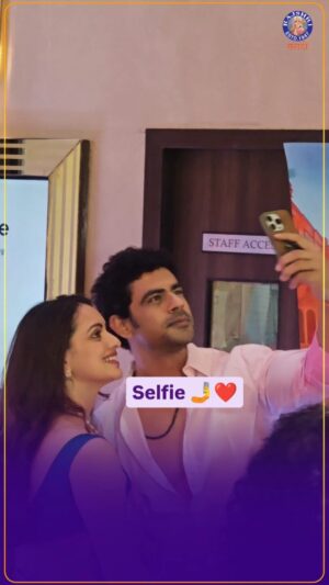 Mrinal Kulkarni Instagram - गुलाबी चित्रपटाच्या प्रीमियरला अभिनेता @ankittmohan ची हजेरी 😍

#rajshrimarathi #gulabi #ankitmohan #mrinalkulkarni #shrutimarathe