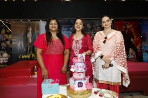 Mrinal Kulkarni Instagram - गुलाबी सिनेमाच्या पहिल्याच दिवशी फर्स्ट डे फर्स्ट शो निमित्त टीमने दिली थिएटरला खास भेट!

उत्साह, आनंद आणि धम्माल मजेत हाऊसफुल्ल रंगला पहिला शो !

'गुलाबी'

🩷🩷

आजपासून आपल्या जवळच्या चित्रपटगृहात! 

तिकीट बुक करा इथे  :- Link In Bio 🔗

#गुलाबी #Gulaabi #GulaabiInCinemasNow

#gulaabi

Directed By - @abhyangh_official

Produced By - @sonalishivanikar @muzumdarshanbhag ,  @anandshivanikar @abhyangh_official , @techno.swapnil

Starring - @shrumarathe , @mrinalmrinal2 , @ashvinibhave @shaileshdatar, #Suhas Joshi, @AbhyanghKuvalekar @nikkhilaryaofficial, @radhika_deshpande, welankarpradeep @iam_poojapurandare

Executive Producer - @bhagatamol

Story : Abhyangh Kuvalekar

Screenplay & Dialogues: @bharadj

DOP - @saleelss

Music On- @panoromamusic

Distributions - @panorama_studios @chhatwanimurli @rauuti @darshan_shah1

Music - @saipiyushmusic

Singer - @hamsika.iyerofficial ,@ambekaraarya, @@rahuldeshpandeofficial ,@savanieeravindrra, @ruchabondre , @kkomalkrusshna, @shendebelareal

Lyrics -  @the_manndar , @aditi_vinayak_dravid

Editor - @roughcutappa

Costume - @devika_232

Makeup & Hair - @bhakti.sapkeofficial, @internationalbeautyschool

Art Director - @mahesh_kore999

Sound Design - @swarupjoshi

Publicity Design - @lokisstudio

PR - @amrutamane48

Digital Marketing- @ashmikitilekar @teamsocialtime

Visual Promotions- @som_chavan