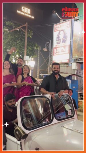 Mrinal Kulkarni Instagram - 'गुलाबी' सिनेमाच्या पुणे प्रीमियरला कलाकारांची ग्रँड एन्ट्री 

#Gulaabi #Punepremiere #Shrutimarathe #Mrinalkulkarni #Abhyangkuvalekar #Lokmatfilmy