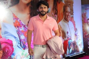 Mrinal Kulkarni Instagram - विशेष मान्यवर आणि कलाकारांच्या उपस्थितीत रंगला गुलाबी सिनेमाचा मुंबई प्रिमीयर सोहळा! 

‘गुलाबी’🌸💗

महाराष्ट्रात सर्वत्र प्रदर्शित!

तिकीट बुक करा इथे :-Link in bio🔗

#गुलाबी #Gulaabi #GulaabiInCinemasNow
#gulaabi

Directed By - @abhyangh_official

Produced By - @sonalishivanikar @muzumdarshanbhag ,  @anandshivanikar @abhyangh_official , @techno.swapnil

Starring - @shrumarathe , @mrinalmrinal2 , @ashvinibhave @shaileshdatar, #Suhas Joshi, @AbhyanghKuvalekar @nikkhilaryaofficial, @radhika_deshpande, welankarpradeep @iam_poojapurandare

Executive Producer - @bhagatamol
Story : Abhyangh Kuvalekar
Screenplay & Dialogues: @bharadj
DOP - @saleelss
Music On- @panoromamusic
Distributions - @panorama_studios @chhatwanimurli @rauuti @darshan_shah1
Music - @saipiyushmusic
Singer - @hamsika.iyerofficial ,@ambekaraarya, @@rahuldeshpandeofficial ,@savanieeravindrra, @ruchabondre , @kkomalkrusshna, @shendebelareal
Lyrics -  @the_manndar , @aditi_vinayak_dravid
Editor - @roughcutappa
Costume - @devika_232
Makeup & Hair - @bhakti.sapkeofficial, @internationalbeautyschool
Art Director - @mahesh_kore999
Sound Design - @swarupjoshi
Publicity Design - @lokisstudio
PR - @amrutamane48
Digital Marketing- @ashmikitilekar @teamsocialtime
Visual Promotions- @som_chavan