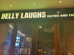 Mrunal Dusanis Instagram - काल पासून @bellylaughs_thane हे restaurant मृणाल दुसानिस @mrunaldusanis_official हिने आणि तिच्या नवऱ्याने नीरज मोरे @neeraj.more14 या दांपत्याने सुरू केलं.. उत्तम वातावरण, उत्तम food, उत्तम सर्विस असल्याने लाइव music असल्याने खूपच मज्जा आली..must visit..Hiranandani estate, the walk mall, thane @tejas.desai.1044