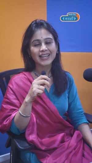 Mrunal Dusanis Instagram - One Min with Celeb with @mrunaldusanis_official & @rj_pratham 

#OneMinWithVeleb #1MinWithCeleb #MrunalDusanis  #MarathiActor #Celebrity #Celeb #MarathiFilmIndustry #RadioCity #RadioCityMarathi