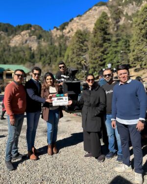 Mukta Barve Instagram - सचित पाटील आणि मुक्ता बर्वे यांच्या “असंभव” चित्रपटाचा मुहूर्त नैनितालच्या सुंदर आणि थंड वातावरणात संपन्न.

असंभव
एक अद्भूत कहाणी
१ मे २०२५ पासून जवळच्या चित्रपटगृहात.

@patil_sachit
@muktabarve 

Directed By  @shrotripushkar

Produced By @mumbai_pune_films 
@patil_sachit
@nitinvaidyaproductions
@ericon_telefilms 
@sharmishtharaut
@tejas.desai.1044
———————————
@kapilbhopatkar
@vishalinandar21
@girjayjos
@prasad_bhende
@faizee222
@amitrajmusic
@kshitijpatwardhan
@gayatriishinde
@sachinfido
@santoshgilbile_official
@i.am.ldk
@sho_neel
@audipratik4
 @anujd
@suyash_kelkar
@kartikeeyadav 
@sushant_deorukhkar
@vaibhavshetkar
@deshpandenilesh_2711

#asambhav #mumbaipunefilmentertainment #eriocontellyfilms #marathifilm #1may2025