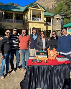 Mukta Barve Instagram - सचित पाटील आणि मुक्ता बर्वे यांच्या “असंभव” चित्रपटाचा मुहूर्त नैनितालच्या सुंदर आणि थंड वातावरणात संपन्न.

असंभव
एक अद्भूत कहाणी
१ मे २०२५ पासून जवळच्या चित्रपटगृहात.

@patil_sachit
@muktabarve 

Directed By  @shrotripushkar

Produced By @mumbai_pune_films 
@patil_sachit
@nitinvaidyaproductions
@ericon_telefilms 
@sharmishtharaut
@tejas.desai.1044
———————————
@kapilbhopatkar
@vishalinandar21
@girjayjos
@prasad_bhende
@faizee222
@amitrajmusic
@kshitijpatwardhan
@gayatriishinde
@sachinfido
@santoshgilbile_official
@i.am.ldk
@sho_neel
@audipratik4
 @anujd
@suyash_kelkar
@kartikeeyadav 
@sushant_deorukhkar
@vaibhavshetkar
@deshpandenilesh_2711

#asambhav #mumbaipunefilmentertainment #eriocontellyfilms #marathifilm #1may2025