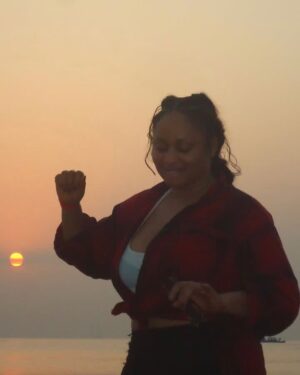 Munachi Abii Instagram - I AM THE SUNRISE!!! 
So I played with a lot of names before SUNRISE came to me. ( fun fact, it came to me in the shower 🤭 ) 
White Lotus had a sweetness to it and I feel like there’s a part of my energy that carries that, but you see SUNRISE, every time I say it or get called Sunrise, every part of my being lights up and rises up. ☀️
So what do you think? Do you like the sunrise or do you like the White Lotus ?
