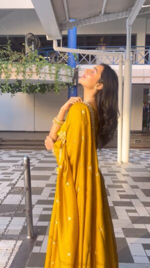 Munira Kudrati Instagram - I’ll know you’re the one if you feed me some samosa’s while my mehendi is drying ☺️🌻
Outfit courtesy @tiltonfab 
Shot by @ammu__5253 😘😘
Jewellery @shaikhaasifa626 
.

.
.
.
.

.
.
.
.

.
.
.
.
#transition #reels #indian #indianwedding #indianwear #lehenga #lehengas #yellow #reelsvideo #reelsinstagram #reelsindia #reelsviral #instagram #instagood #❤️ #fyp #foryoupage #explore #explorepage✨ #explorepage