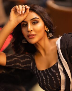 Myra Sareen Instagram - KEHTE HAIN AGAR
KISI CHEEZ KO DIL SE CHAHO…
TO PURI KAINAAT USSE TUMSE MILANE KI KOSHISH MEIN LAG JAATI HAI...🤲🏻

.
.
.
.
.
.
.
.
#myrasareen #newpost #newshoot #southindian #sareelook #postoftheday #instapost #telugucinema #hyderabad #saturday #weekend #daysoff #hellofebruary #southindianactress #bollywood #indianactor #newpics #myra #myraasareen #goggle #blacksaree #hot #bestpic #mumbai #2025post #newyear #newlife #1stfebruary