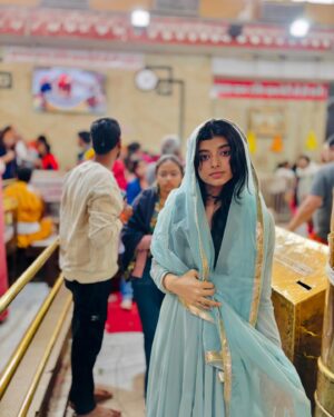 Myra Singh Instagram - 🙏🌸🌊🪻🪷
.
.
Outfit @aachho 
PR @dinky_nirh 
.
#ujjainmahakaal #monday #firstmonday2025 
#myrasingh