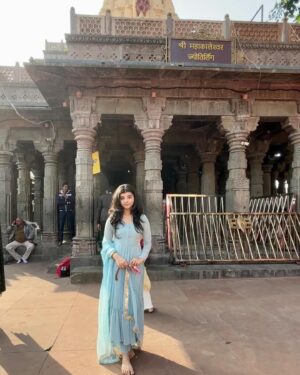 Myra Singh Instagram - 🙏🌸🌊🪻🪷
.
.
Outfit @aachho 
PR @dinky_nirh 
.
#ujjainmahakaal #monday #firstmonday2025 
#myrasingh