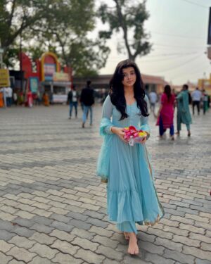 Myra Singh Instagram - 🙏🌸🌊🪻🪷
.
.
Outfit @aachho 
PR @dinky_nirh 
.
#ujjainmahakaal #monday #firstmonday2025 
#myrasingh