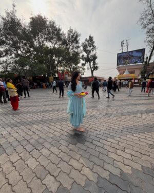 Myra Singh Instagram - 🙏🌸🌊🪻🪷
.
.
Outfit @aachho 
PR @dinky_nirh 
.
#ujjainmahakaal #monday #firstmonday2025 
#myrasingh