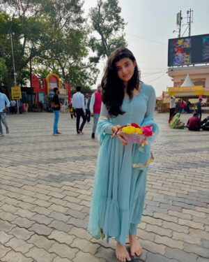 Myra Singh Instagram - 🙏🌸🌊🪻🪷
.
.
Outfit @aachho 
PR @dinky_nirh 
.
#ujjainmahakaal #monday #firstmonday2025 
#myrasingh