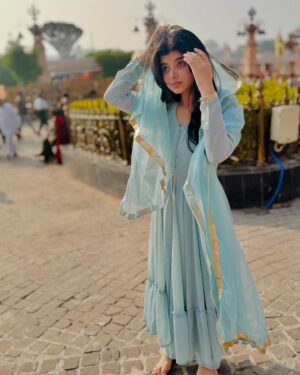 Myra Singh Instagram - 🙏🌸🌊🪻🪷
.
.
Outfit @aachho 
PR @dinky_nirh 
.
#ujjainmahakaal #monday #firstmonday2025 
#myrasingh