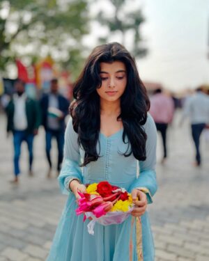Myra Singh Instagram - 🙏🌸🌊🪻🪷
.
.
Outfit @aachho 
PR @dinky_nirh 
.
#ujjainmahakaal #monday #firstmonday2025 
#myrasingh