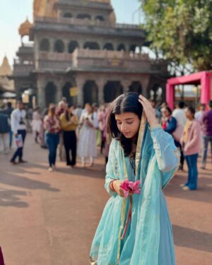 Myra Singh Instagram - 🙏🌸🌊🪻🪷
.
.
Outfit @aachho 
PR @dinky_nirh 
.
#ujjainmahakaal #monday #firstmonday2025 
#myrasingh