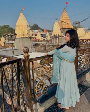 Myra Singh Instagram - 🙏🌸🌊🪻🪷
.
.
Outfit @aachho 
PR @dinky_nirh 
.
#ujjainmahakaal #monday #firstmonday2025 
#myrasingh