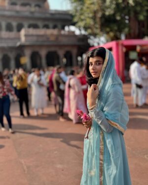 Myra Singh Instagram - 🙏🌸🌊🪻🪷
.
.
Outfit @aachho 
PR @dinky_nirh 
.
#ujjainmahakaal #monday #firstmonday2025 
#myrasingh