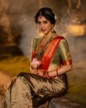 Nabha Natesh Instagram - Wishing everyone a happy Sankranthi 🦚
:
:
:

Styling @manogna_gollapudi

Photographer @pranil_chintewar

Saree @mavurisilks

Blouse @suvarnamandirbyrajsarepalli

Jewellery @lotus_silver_jewellery
@bcos_its_silver

Asst @meghanasrinivas30
@laavanyahh @praachi.98

Location: @passionate_studios