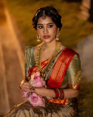 Nabha Natesh Instagram - Wishing everyone a happy Sankranthi 🦚
:
:
:

Styling @manogna_gollapudi

Photographer @pranil_chintewar

Saree @mavurisilks

Blouse @suvarnamandirbyrajsarepalli

Jewellery @lotus_silver_jewellery
@bcos_its_silver

Asst @meghanasrinivas30
@laavanyahh @praachi.98

Location: @passionate_studios