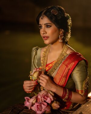 Nabha Natesh Instagram - Wishing everyone a happy Sankranthi 🦚
:
:
:

Styling @manogna_gollapudi

Photographer @pranil_chintewar

Saree @mavurisilks

Blouse @suvarnamandirbyrajsarepalli

Jewellery @lotus_silver_jewellery
@bcos_its_silver

Asst @meghanasrinivas30
@laavanyahh @praachi.98

Location: @passionate_studios