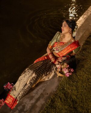 Nabha Natesh Instagram - Wishing everyone a happy Sankranthi 🦚
:
:
:

Styling @manogna_gollapudi

Photographer @pranil_chintewar

Saree @mavurisilks

Blouse @suvarnamandirbyrajsarepalli

Jewellery @lotus_silver_jewellery
@bcos_its_silver

Asst @meghanasrinivas30
@laavanyahh @praachi.98

Location: @passionate_studios