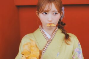 Nagisa Aoyama Instagram - FCで着物ブロマイドが発売されました👘
うぐいす色の着物が好きなの〜🫶

みんなに言われて気づいたんだけど…
全身で見ると、帯の色も相まってさつまいもコーデみたいになってたので、チェックしてみてね🍠笑

#浅草 #着物 #さつまいも #さつまいもチップス #さつまいもしか勝たん