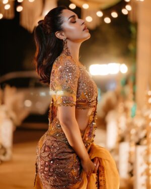 Naila Grrewal Instagram - Serving toasted caramel vibes with a side of frozen feet! 🍮🥶 
Classic Delhi winter wedding scenes! 🧚🏼‍♀️

Wearing: @mahimamahajanofficial @mahima9 
Styled by: @namrata.deepak_ 
Photos: @weddingflix.in @shiivamkashyap02 
.
.
.
.
.
.
#photooftheday #photography #wedding #ootd #saree #festive #tuesday #mood #nailagrrewal