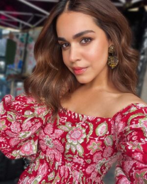 Naila Grrewal Instagram - We’re still ishq-ing ❣️
.
.
.
.
.
.
.
.
#photooftheday #photography #ishqvishkrebound #throwback #photoshoot #glam #red #riya #monday #mood #nailagrrewal